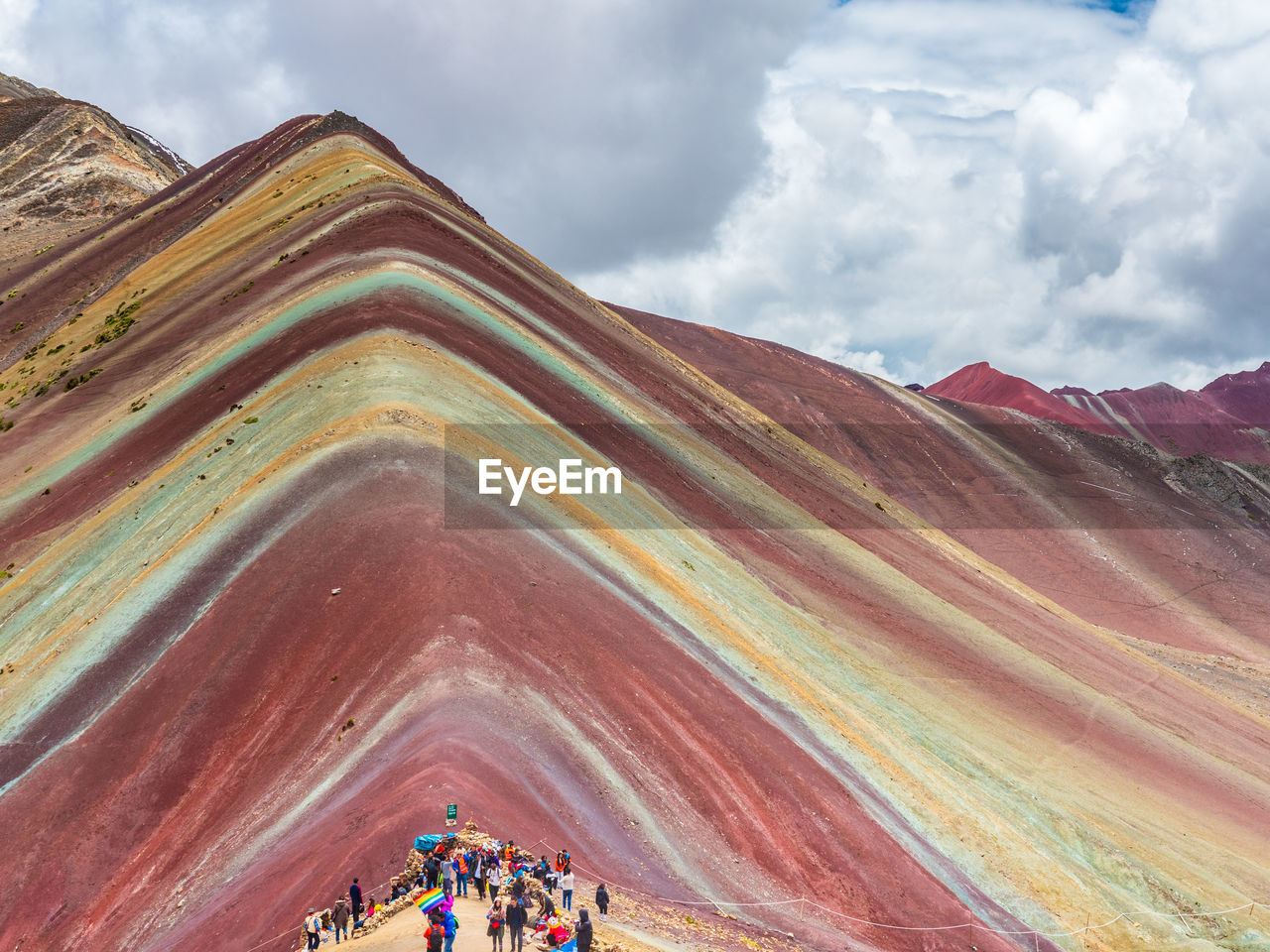 PANORAMIC VIEW OF MOUNTAINS AGAINST SKY