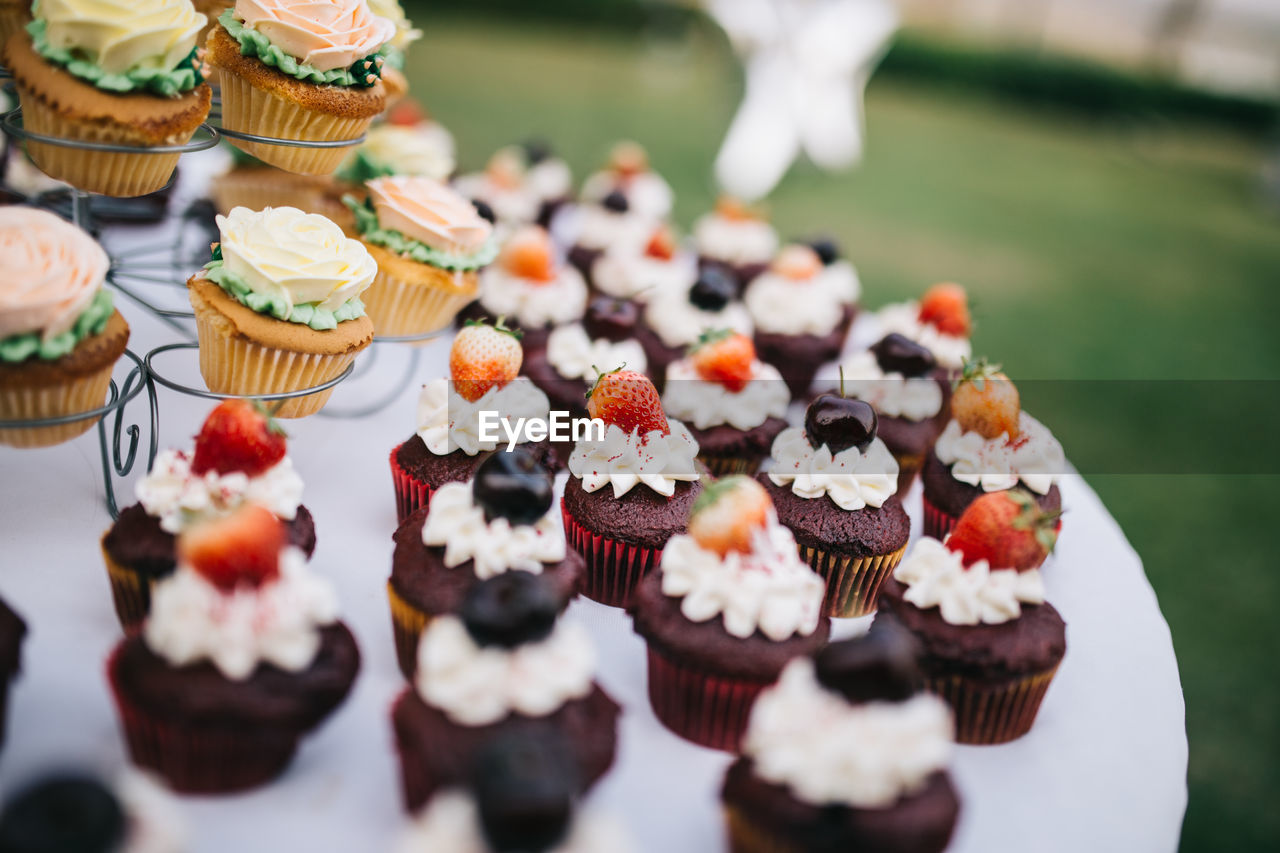 CLOSE-UP OF CUPCAKES ON TRAY