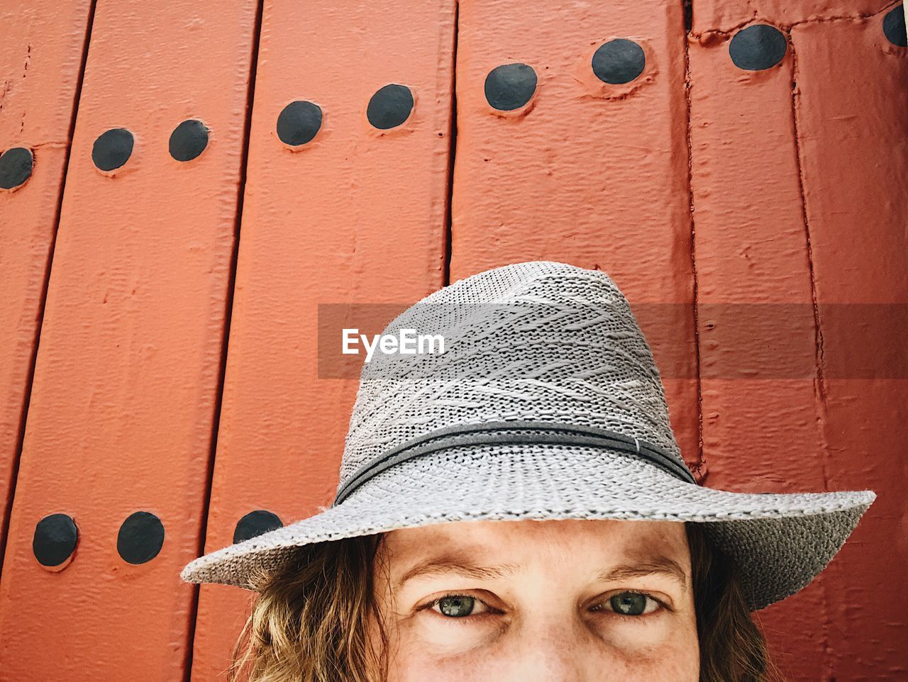 CLOSE-UP PORTRAIT OF WOMAN WEARING HAT