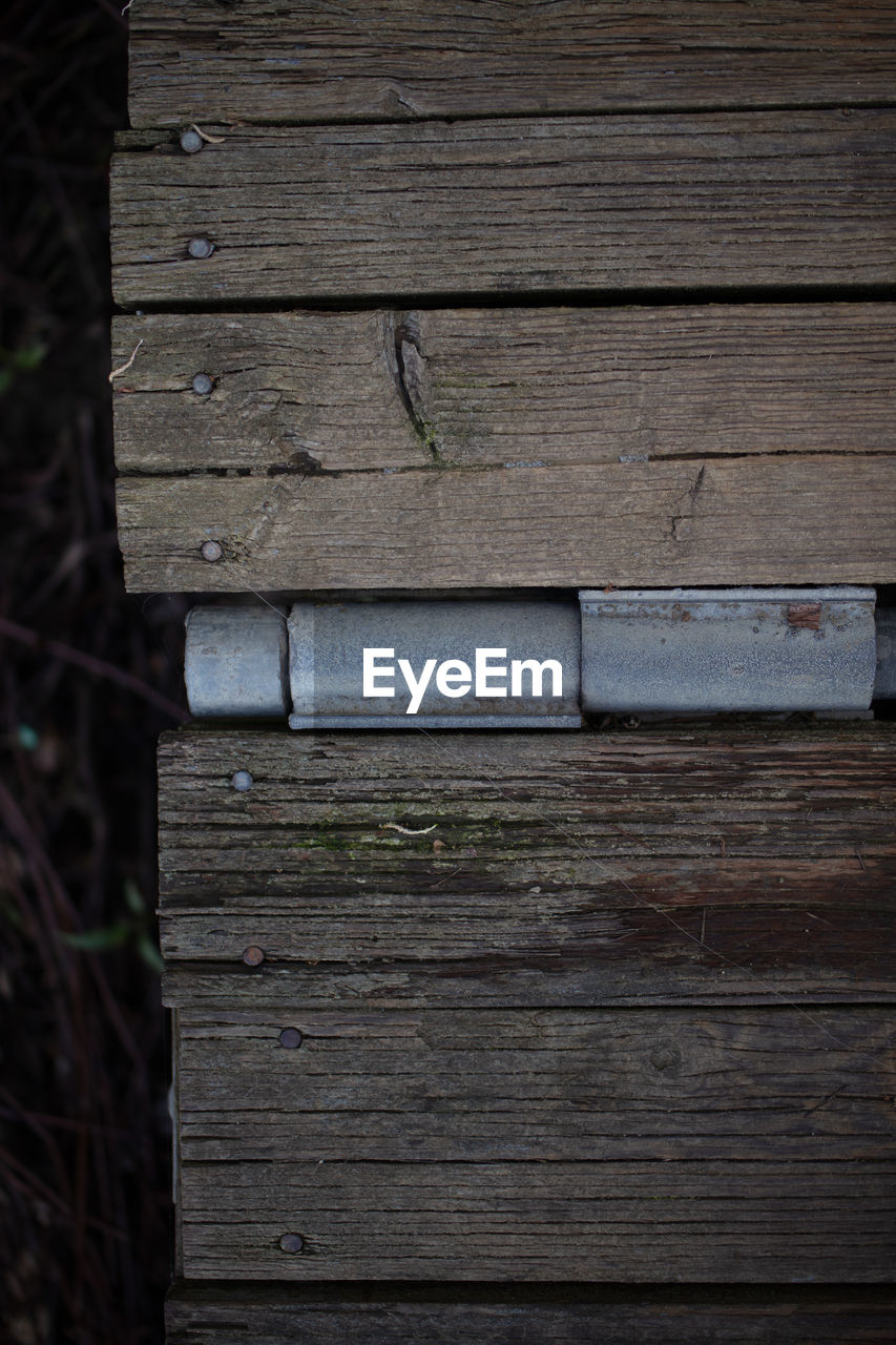 FULL FRAME SHOT OF WOODEN PLANKS