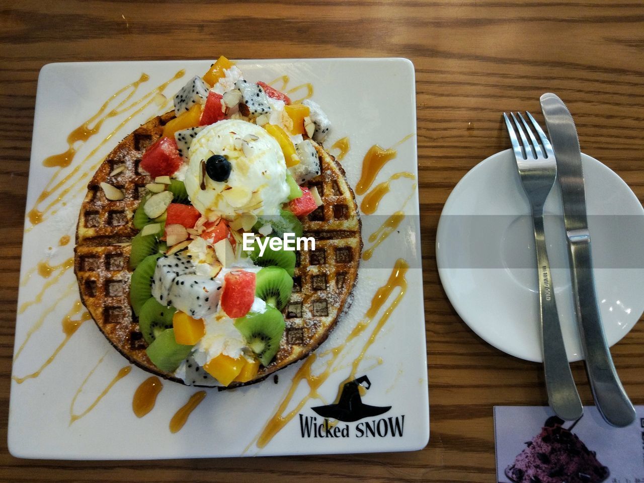 HIGH ANGLE VIEW OF FOOD ON TABLE