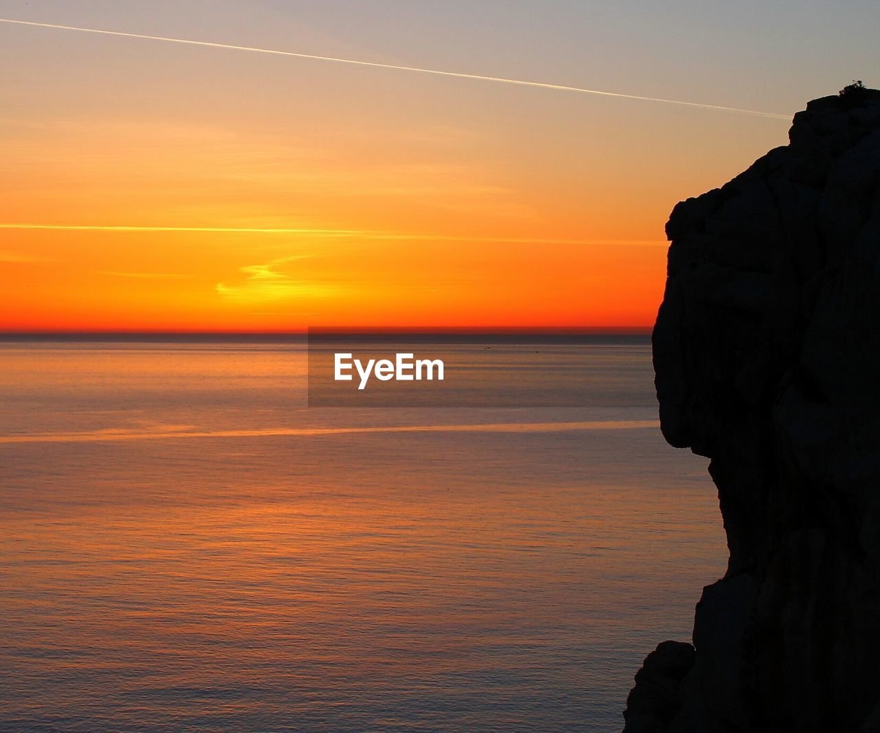 SCENIC VIEW OF SEA AGAINST ORANGE SKY