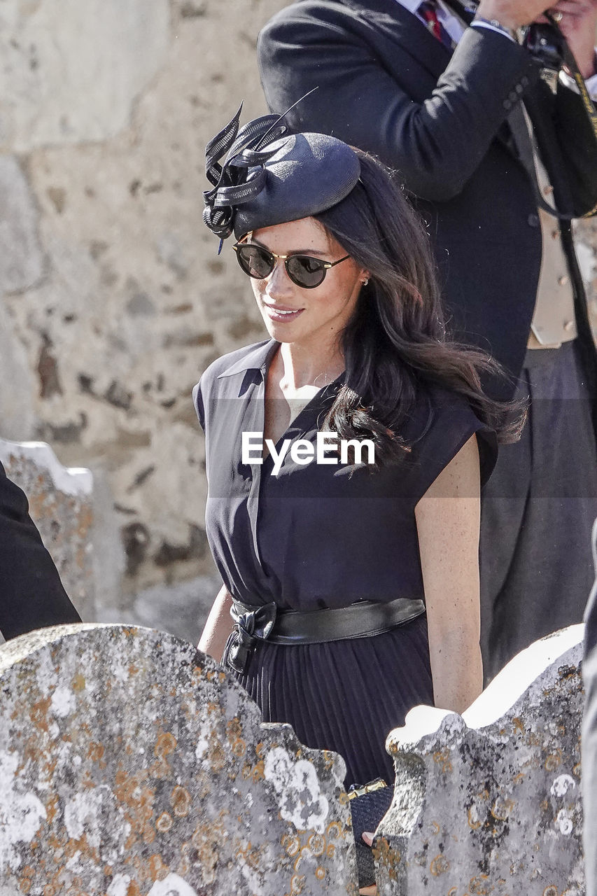 PORTRAIT OF YOUNG WOMAN WEARING SUNGLASSES