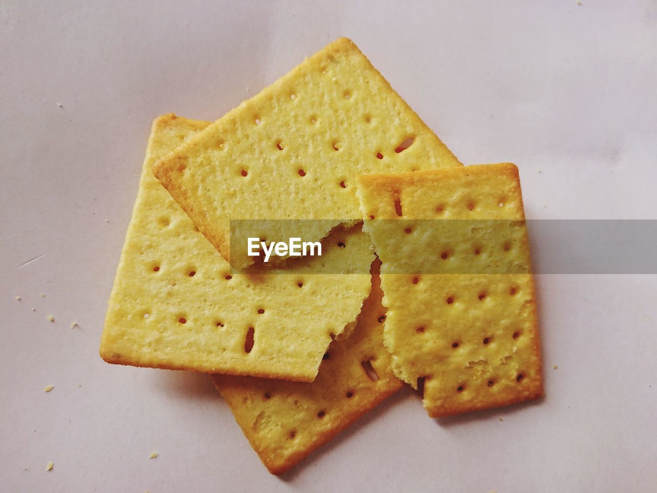 HIGH ANGLE VIEW OF BREAD IN PLATE