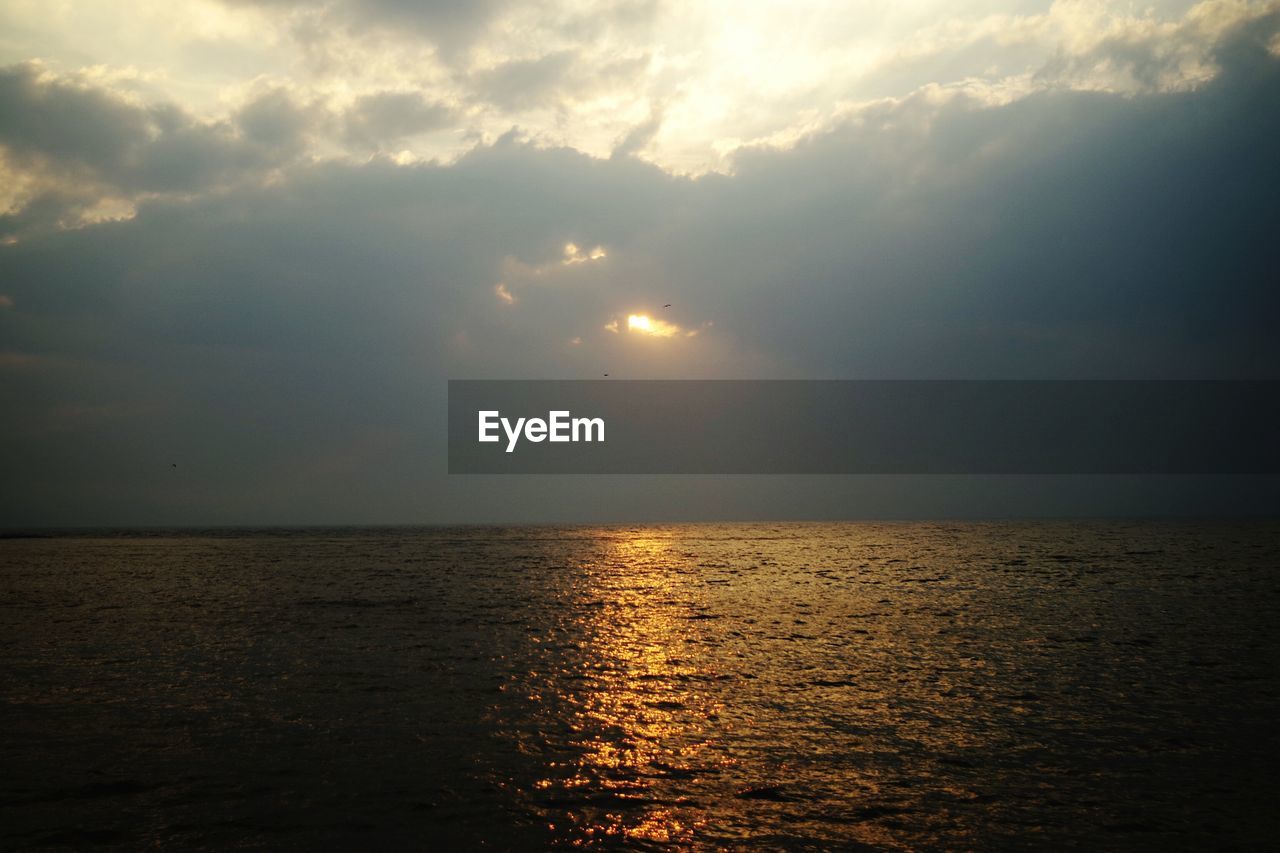 IDYLLIC SHOT OF SEA AGAINST SUNSET SKY