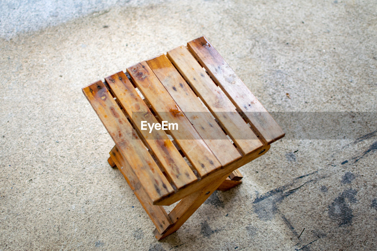 Small wooden chairs can be folded.
