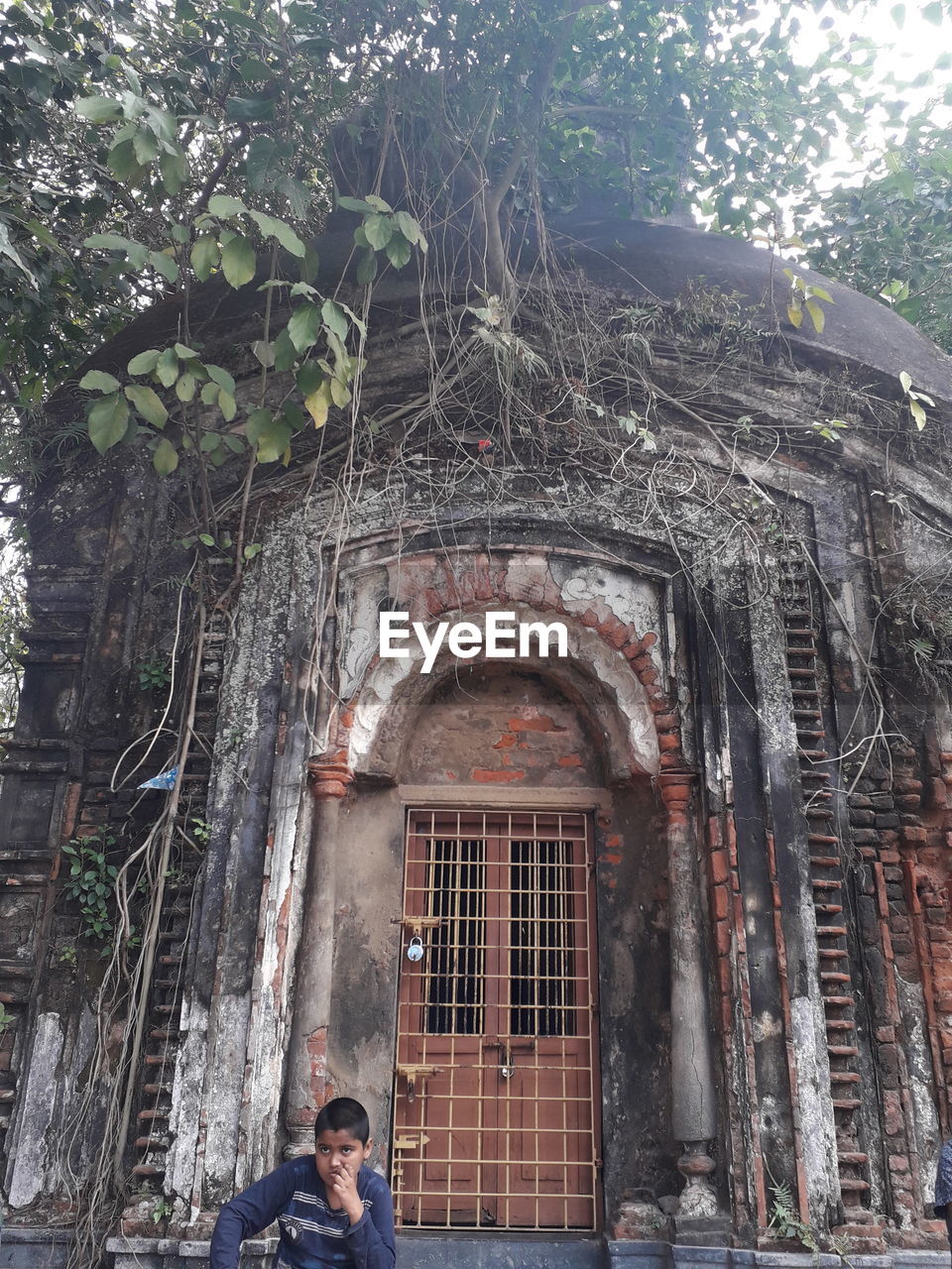 LOW ANGLE VIEW OF MAN ON BUILDING