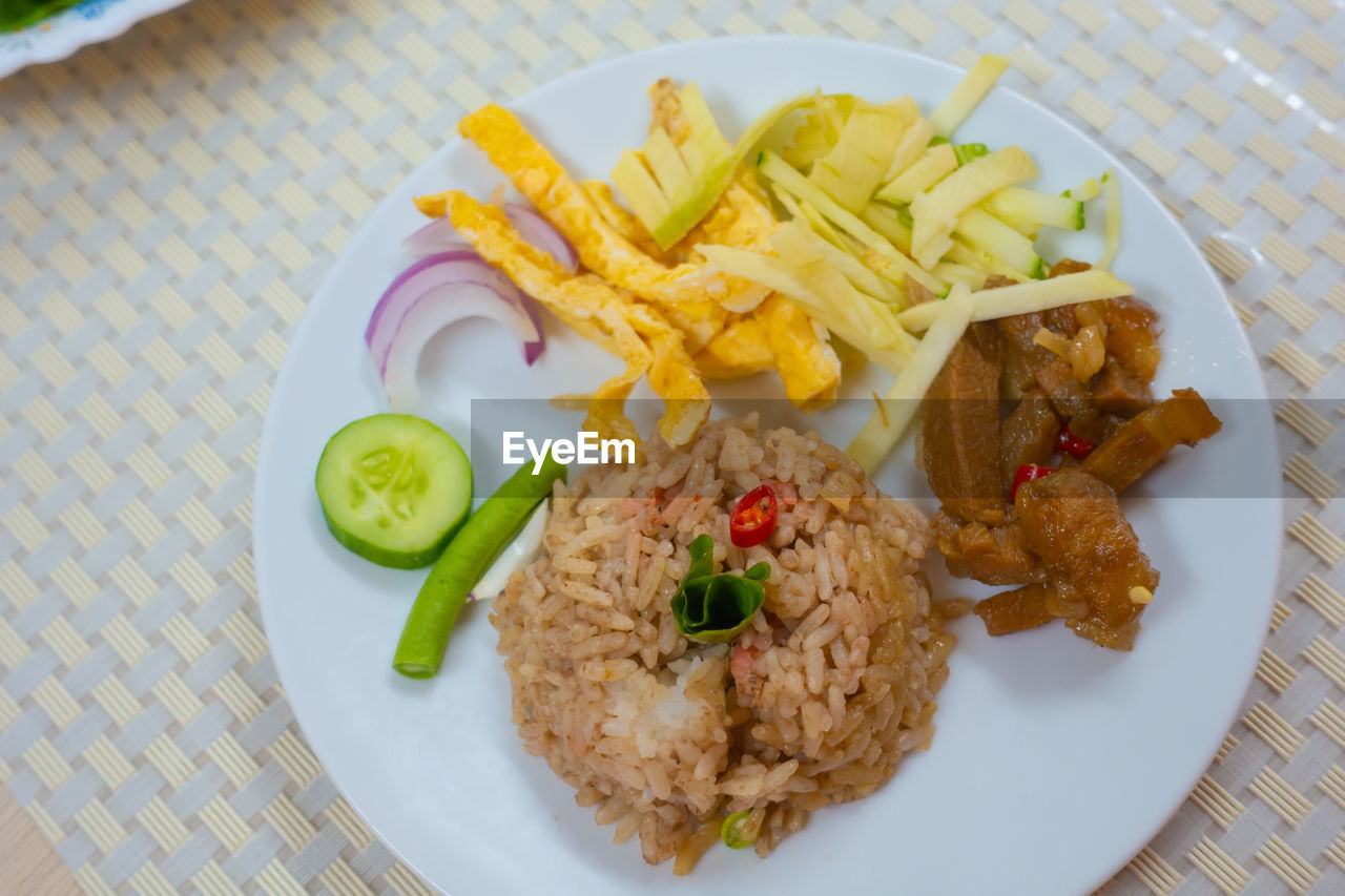 HIGH ANGLE VIEW OF FOOD ON PLATE