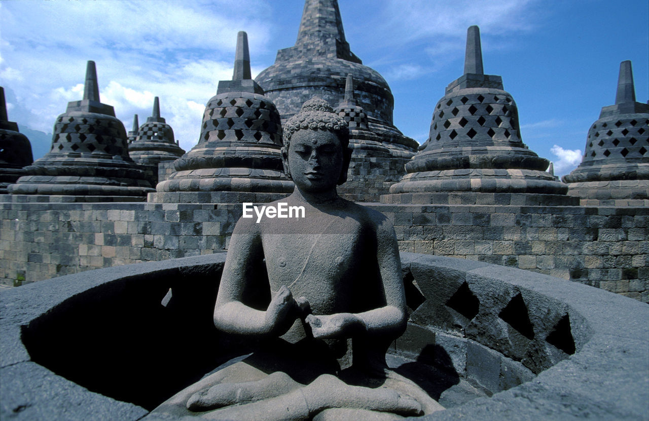 BUDDHA STATUE IN TEMPLE