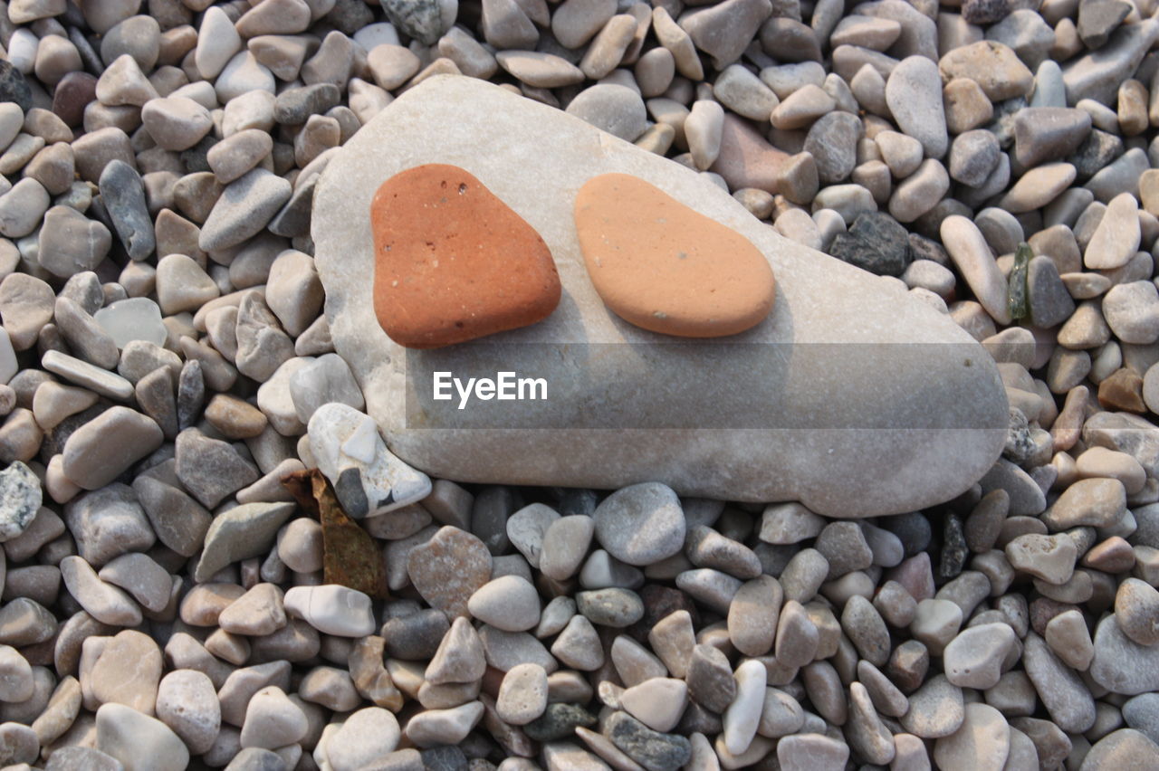 CLOSE-UP OF STONES ON SAND