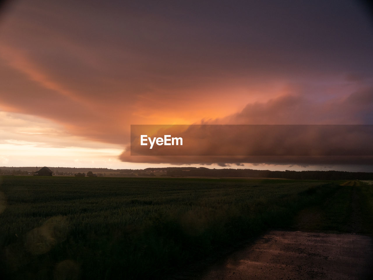 SCENIC VIEW OF FIELD AGAINST STORM CLOUDS