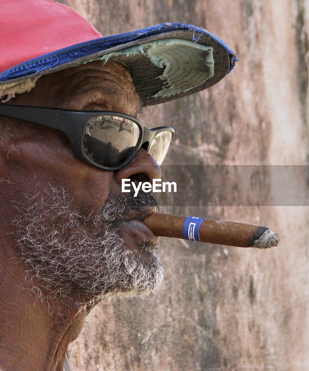 CLOSE-UP OF MAN WITH SUNGLASSES