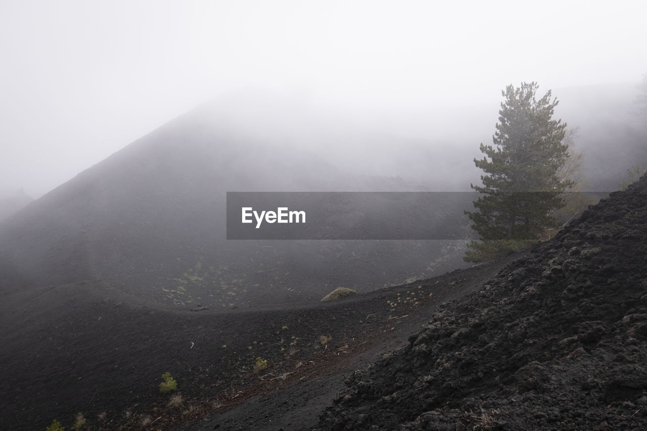 SCENIC VIEW OF MOUNTAIN RANGE AGAINST SKY