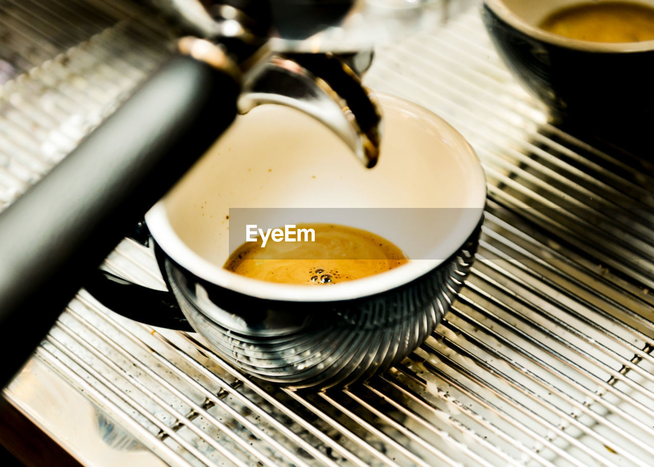 CLOSE-UP HIGH ANGLE VIEW OF COFFEE CUP