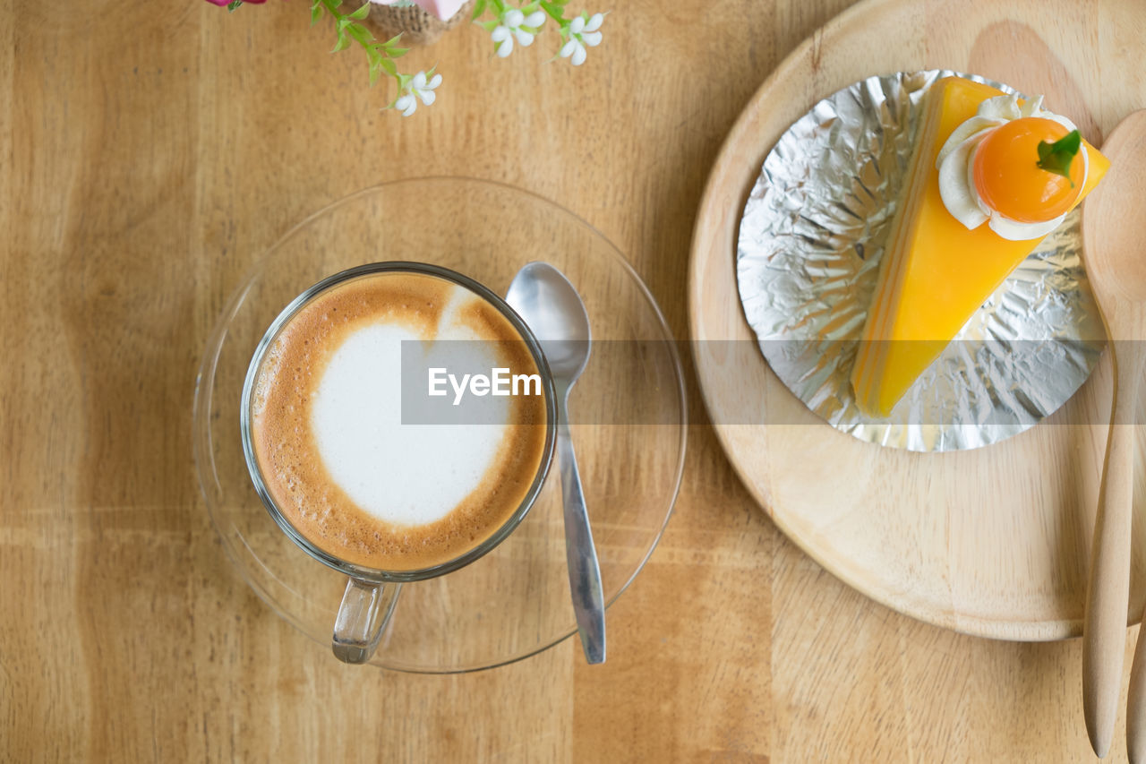 DIRECTLY ABOVE SHOT OF COFFEE CUP ON WOODEN TABLE