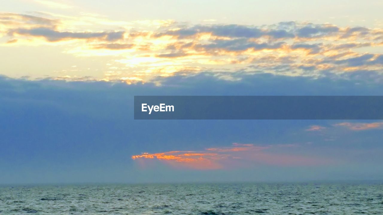 IDYLLIC SHOT OF SEA AGAINST SUNSET SKY