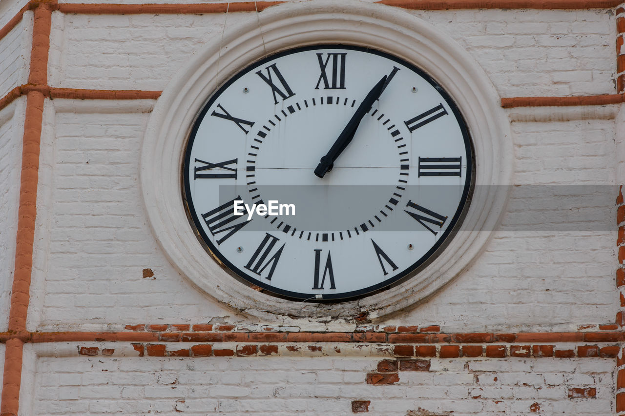 clock, time, wall clock, clock face, wall - building feature, no people, minute hand, interior design, architecture, roman numeral, circle, geometric shape, number, clock hand, built structure, instrument of time, shape, furniture, wall, wood, accuracy, building exterior, day, close-up, low angle view, old, hour hand