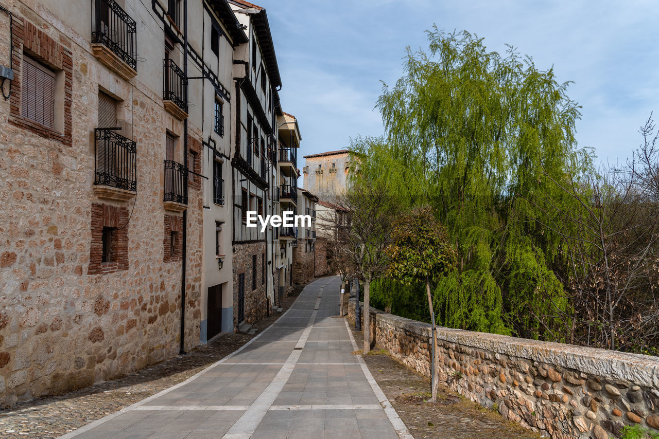 Picturesque view of the promenade along the river arlanza in the village of covarrubias, spain