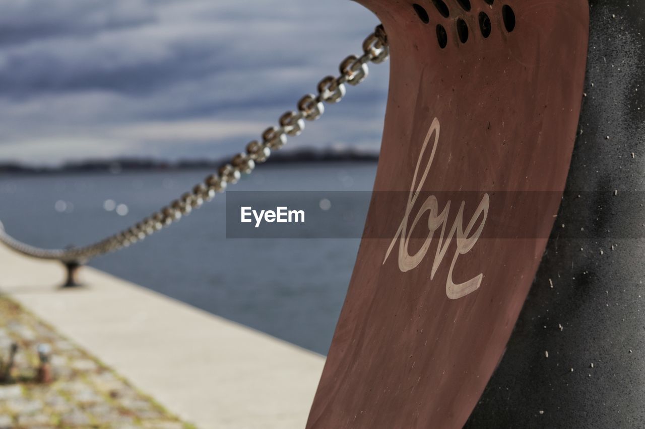 CLOSE UP OF CHAIN WITH METAL