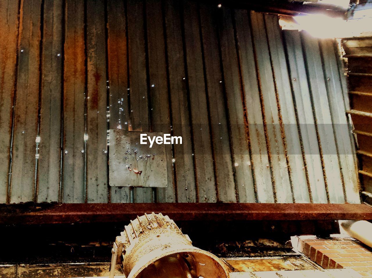 CLOSE-UP OF WOODEN WOODEN WALL