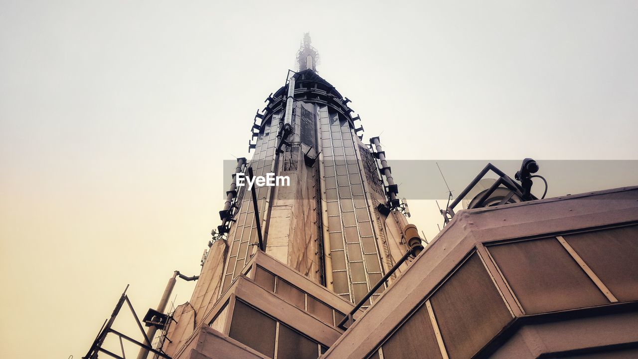 LOW ANGLE VIEW OF TRADITIONAL BUILDING AGAINST SKY