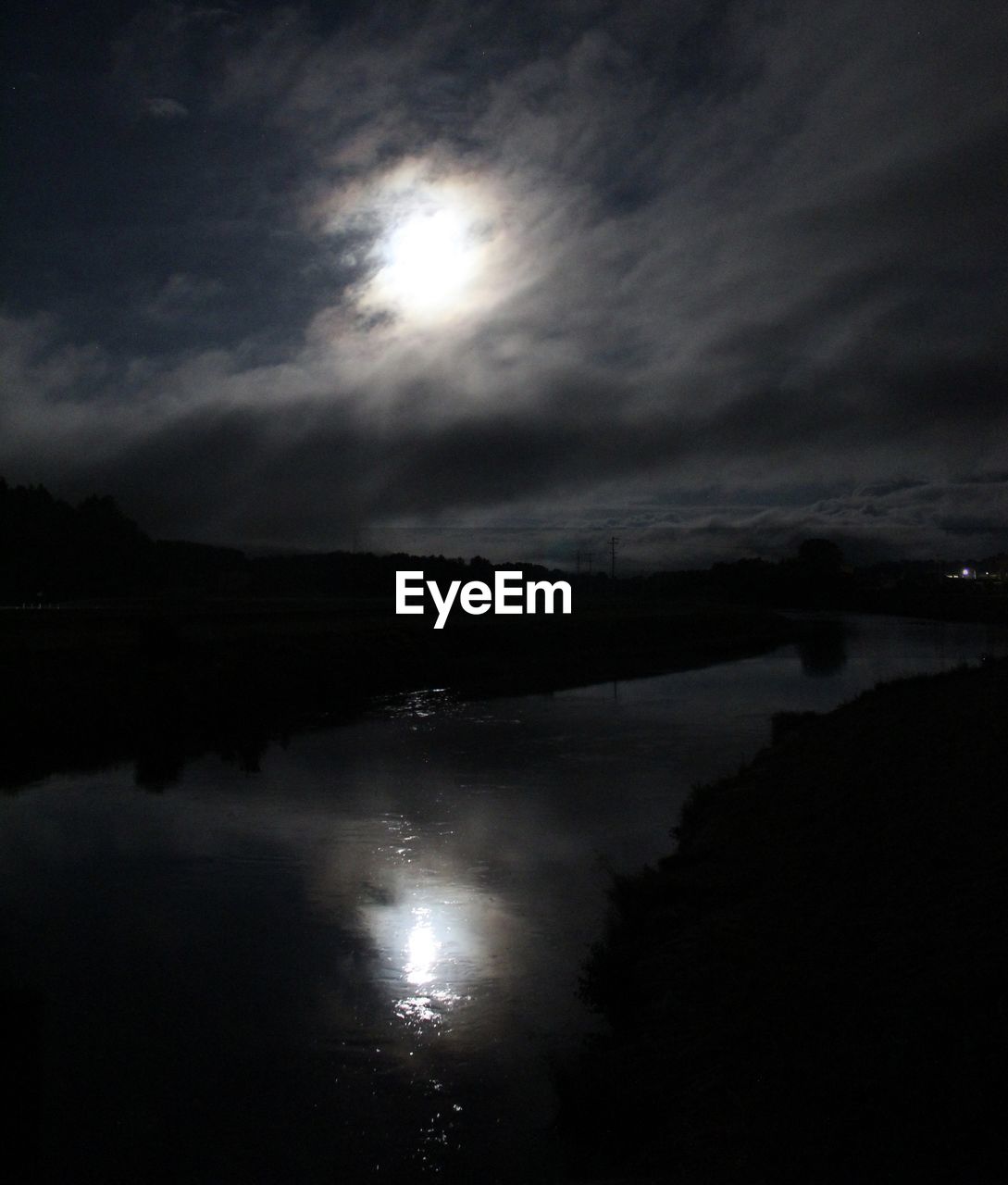 SCENIC VIEW OF MOON OVER LAKE AGAINST SKY