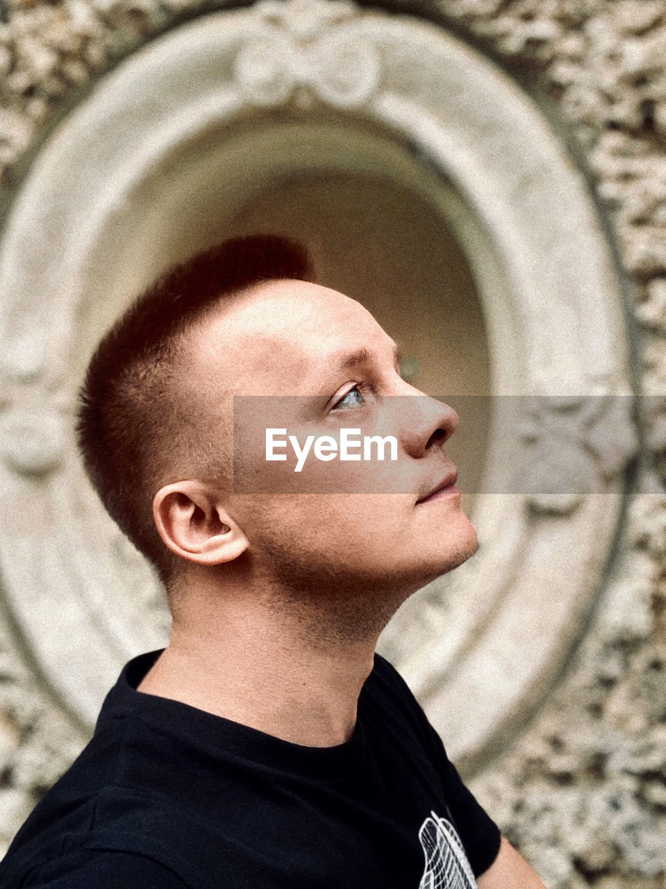 PORTRAIT OF MAN LOOKING AWAY OUTDOORS
