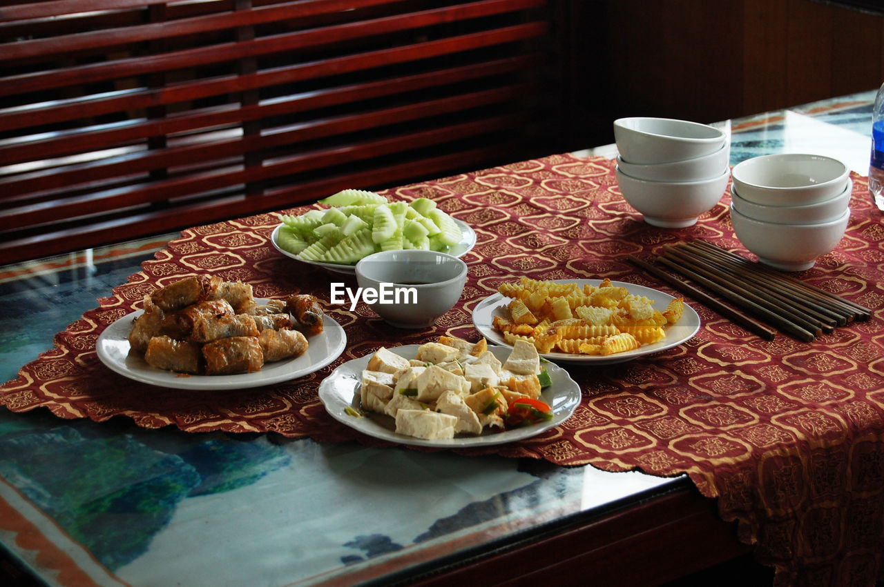 HIGH ANGLE VIEW OF BREAKFAST SERVED ON PLATE