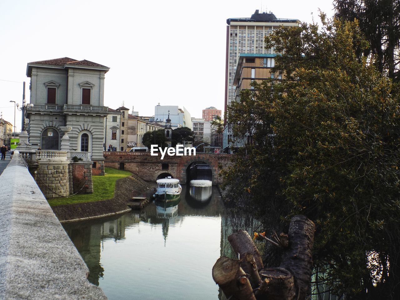 VIEW OF BUILDINGS IN CITY