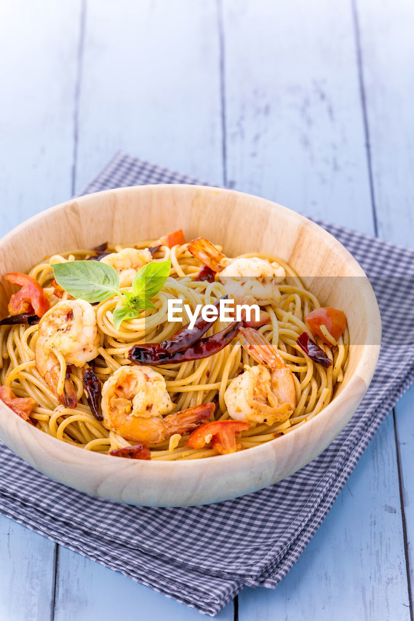 HIGH ANGLE VIEW OF NOODLES IN BOWL