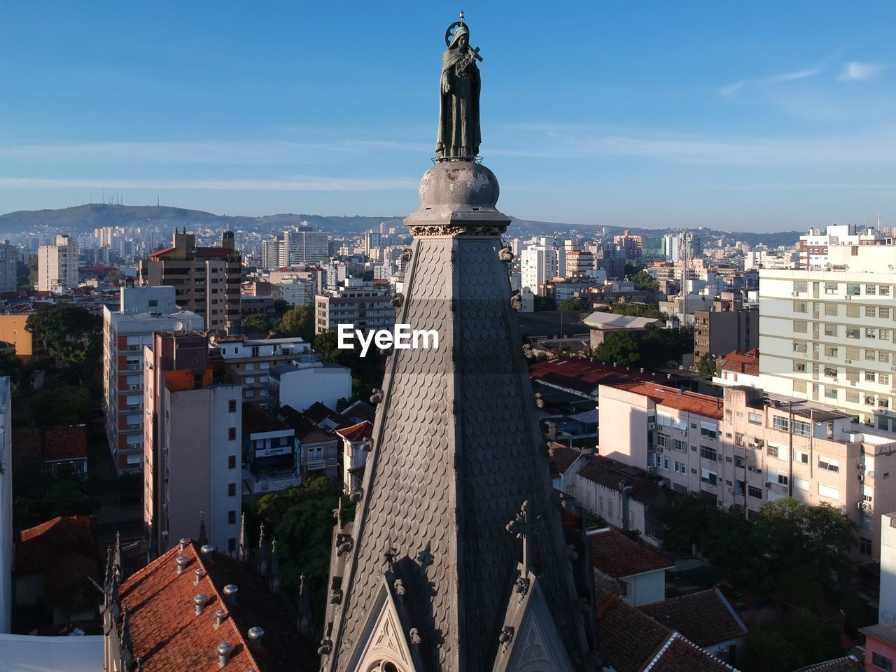 STATUE OF BUILDINGS AGAINST SKY