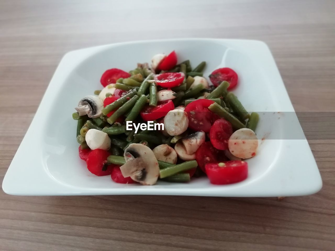 CLOSE-UP OF SALAD IN PLATE