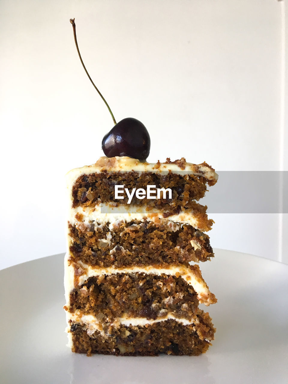 CLOSE-UP OF CAKE ON PLATE