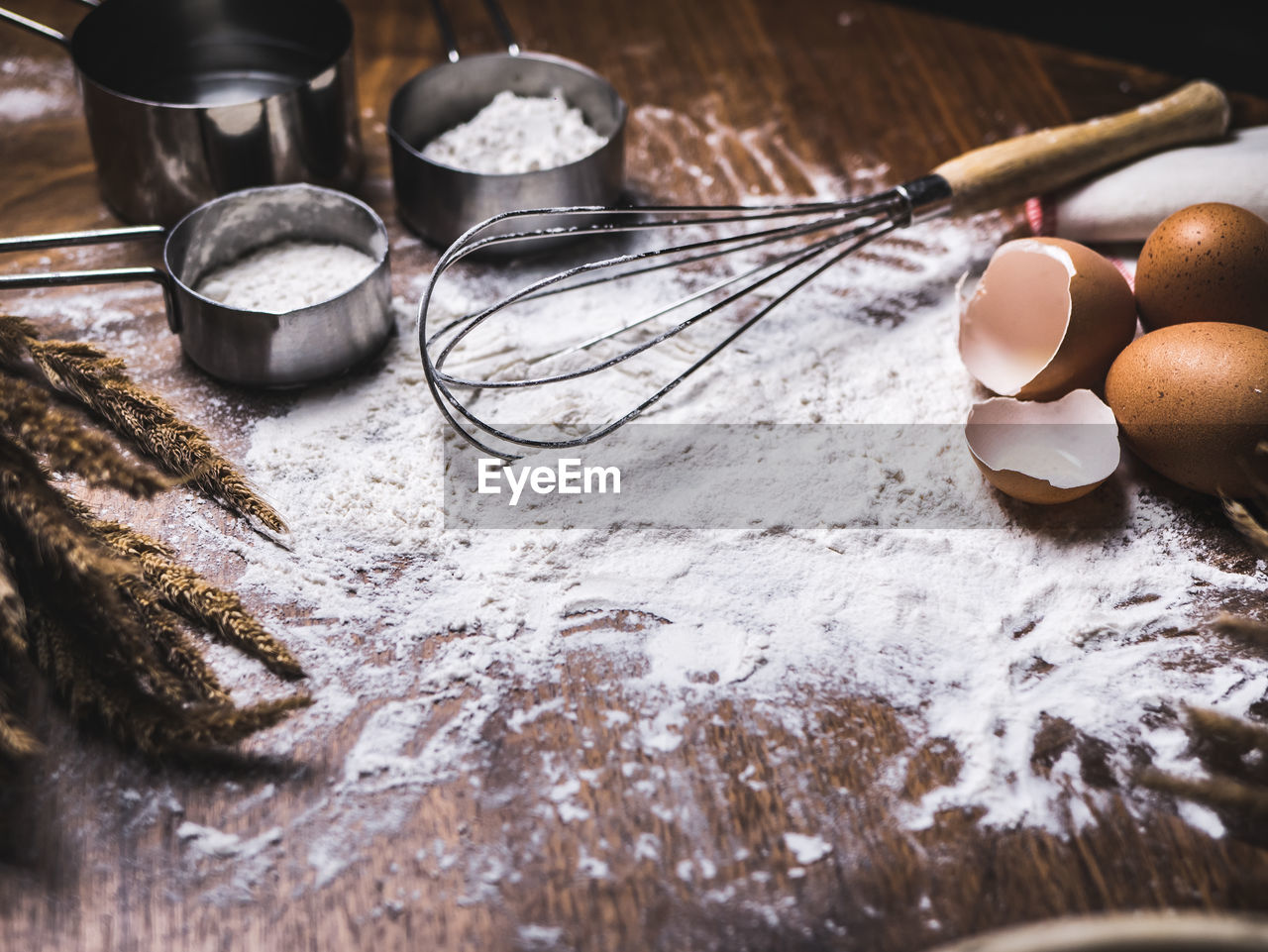 CLOSE-UP OF FOOD IN KITCHEN