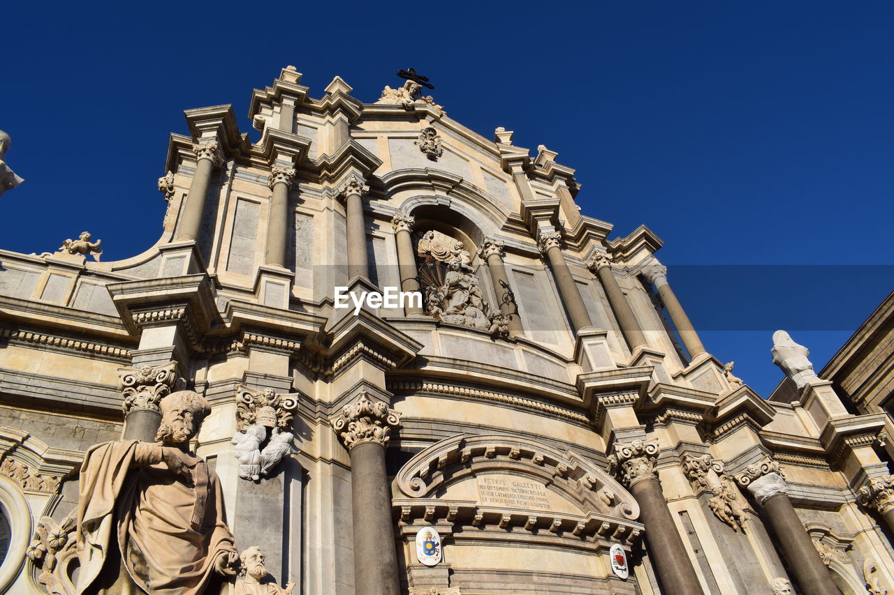 LOW ANGLE VIEW OF HISTORIC BUILDING AGAINST CLEAR BLUE SKY