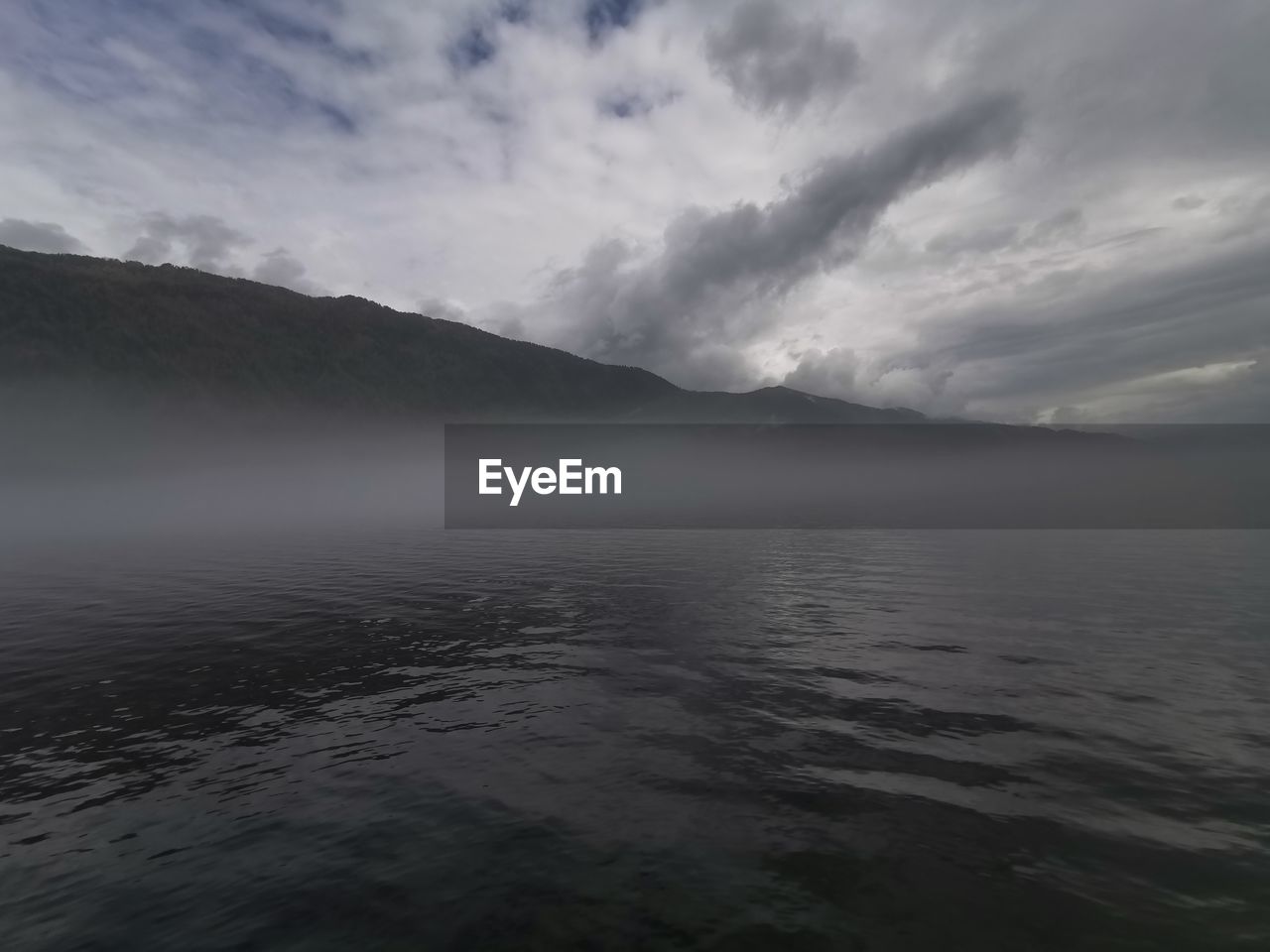 SCENIC VIEW OF SEA AND MOUNTAINS AGAINST SKY