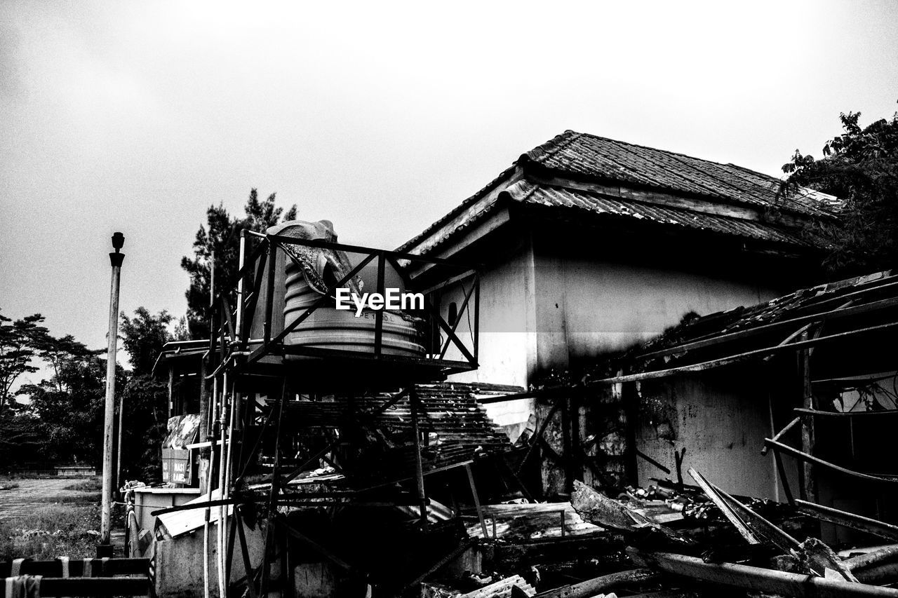 LOW ANGLE VIEW OF OLD ABANDONED BUILDING AGAINST SKY