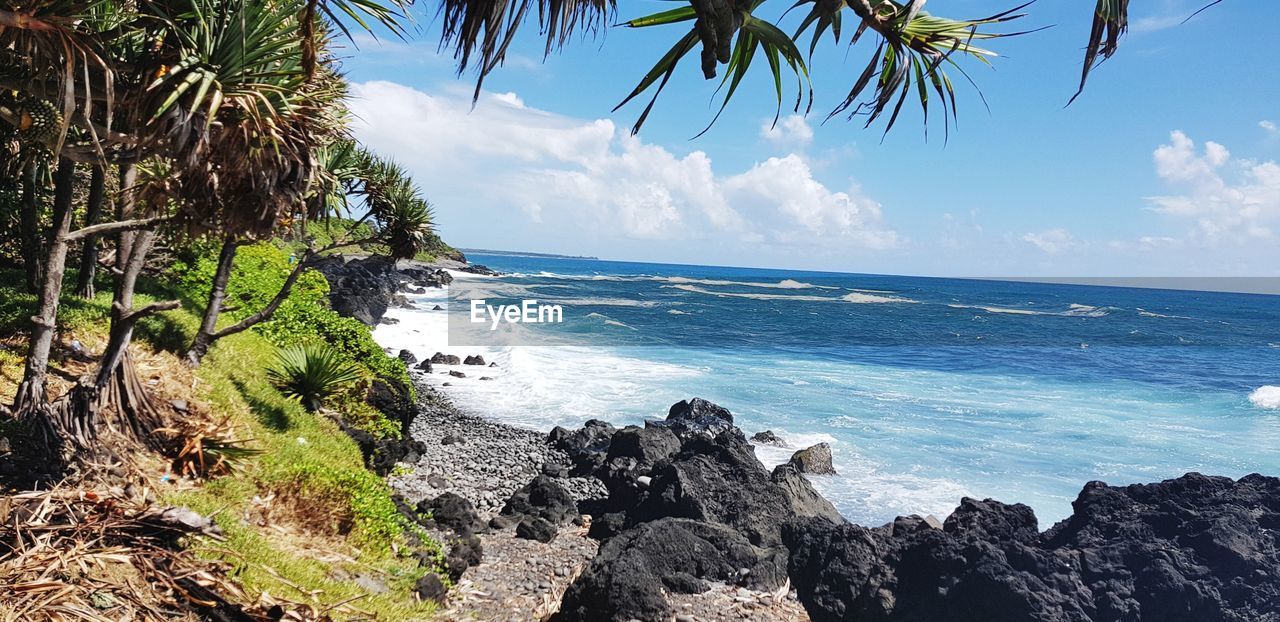 PANORAMIC VIEW OF SEA AGAINST SKY