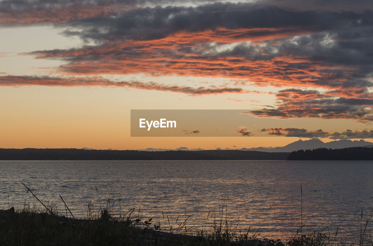 SCENIC VIEW OF SEA AT SUNSET