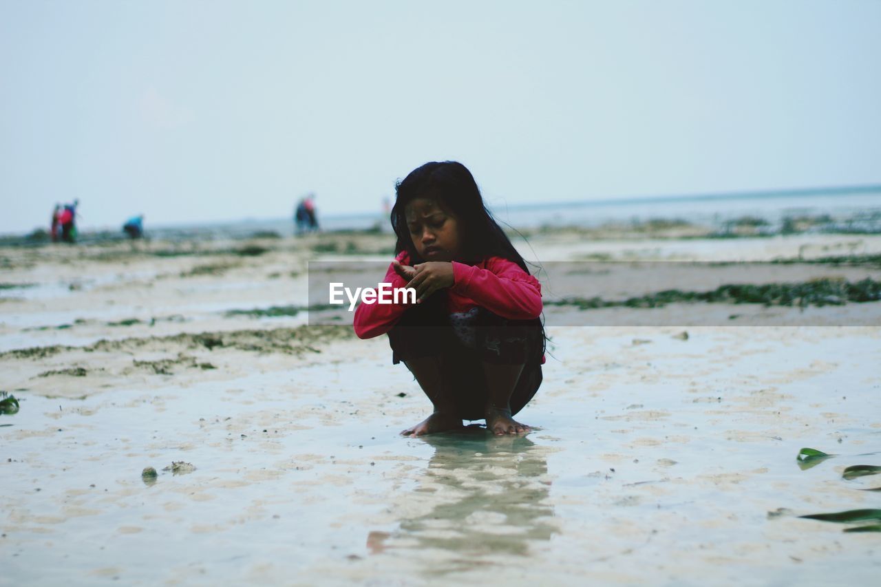 FULL LENGTH OF WOMAN ON BEACH