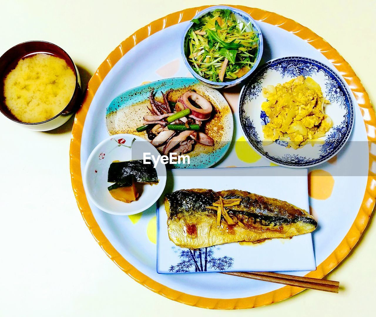 HIGH ANGLE VIEW OF SALAD IN PLATE