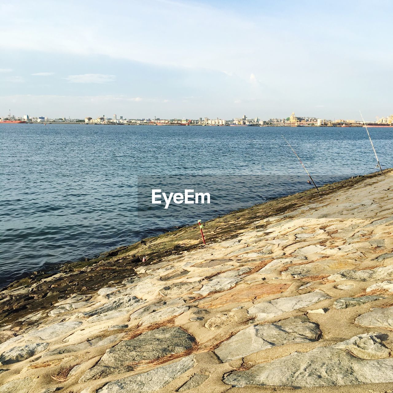 DISTANT VIEW OF CALM SEA AGAINST CLOUDY SKY