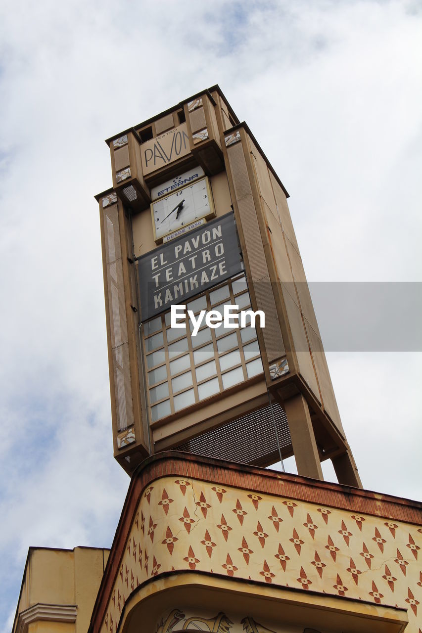 LOW ANGLE VIEW OF CLOCK TOWER AGAINST SKY IN BUILDING