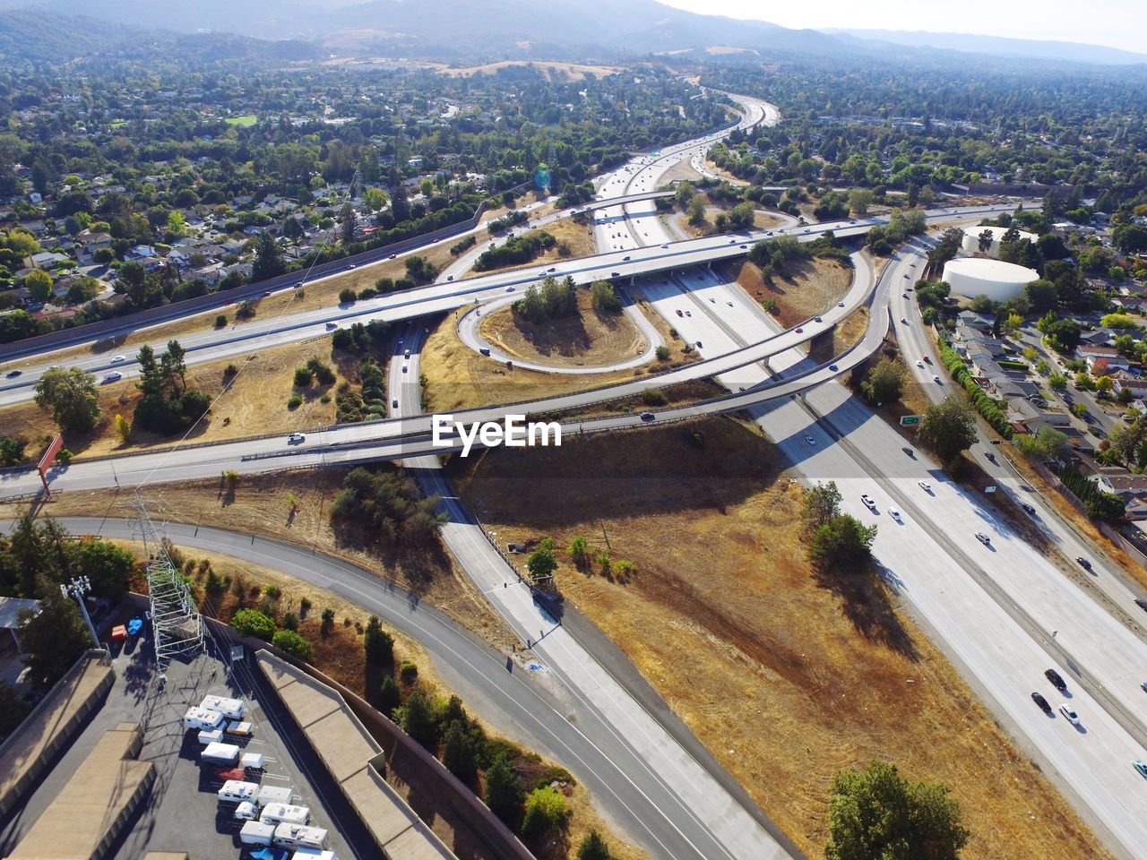 HIGH ANGLE VIEW OF TRAFFIC ON ROAD