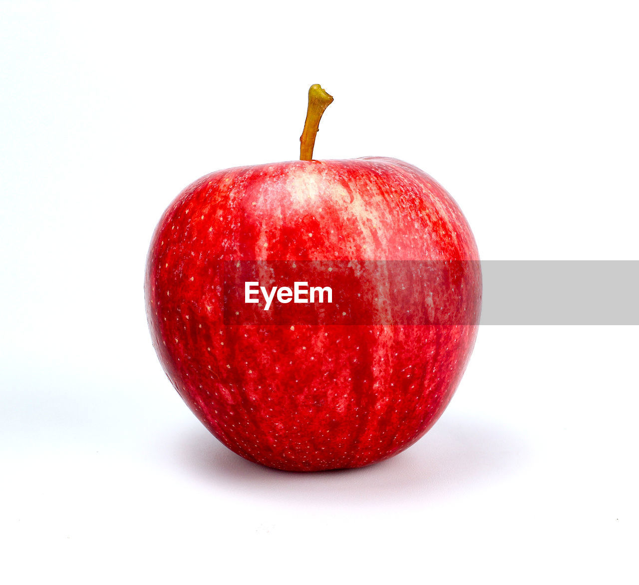 CLOSE-UP OF APPLE
