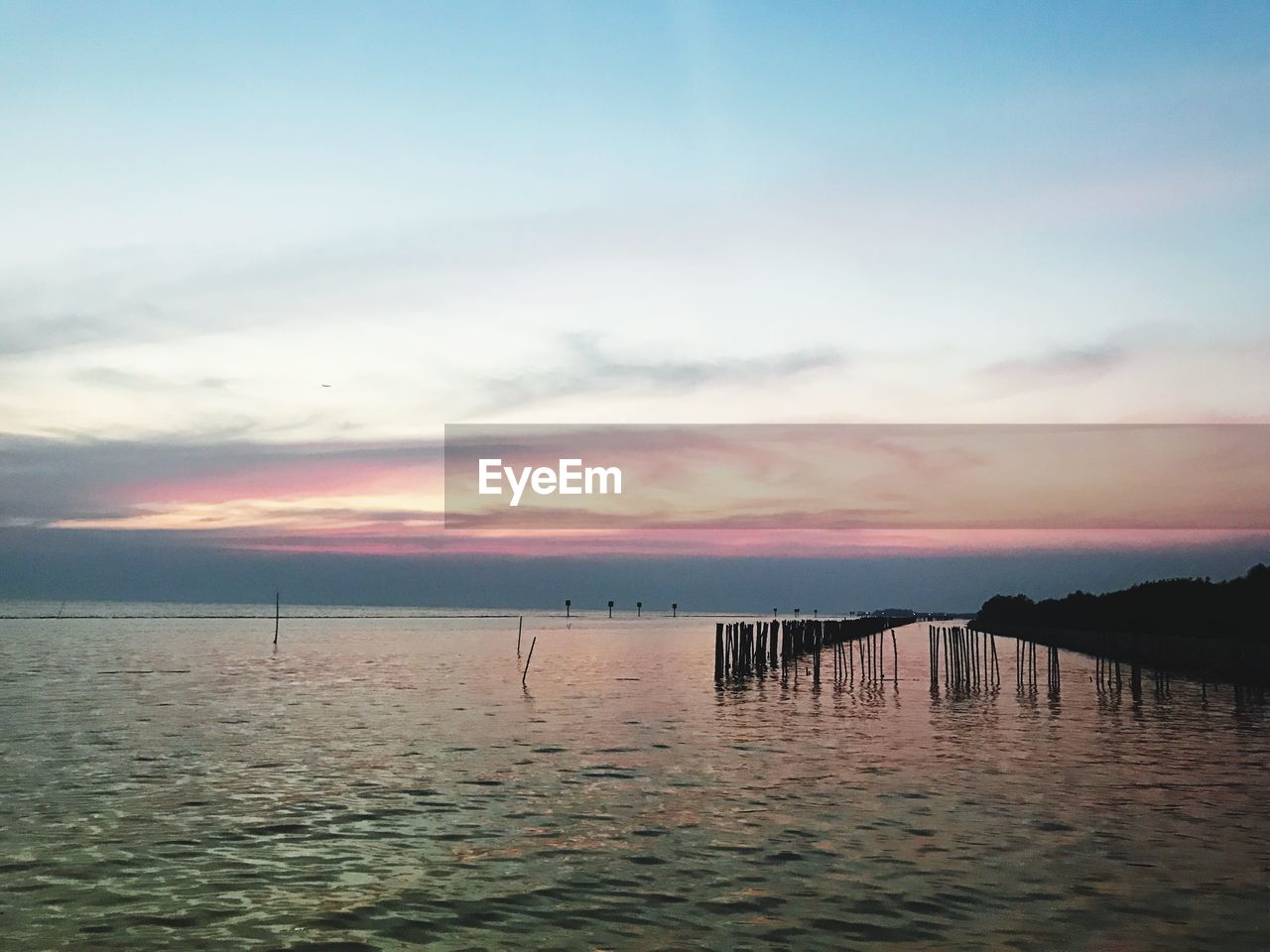 SCENIC VIEW OF SEA AGAINST SUNSET SKY