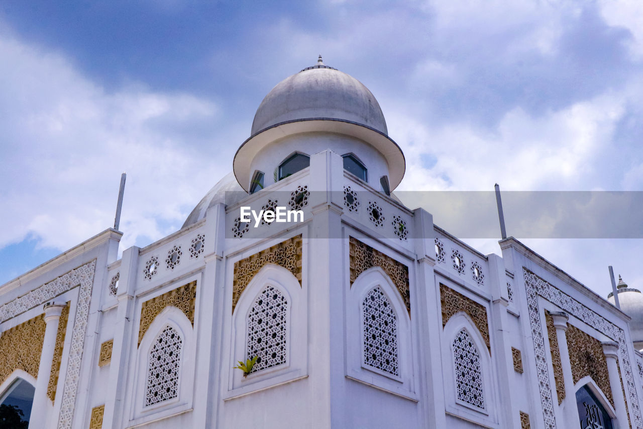 LOW ANGLE VIEW OF BUILDING