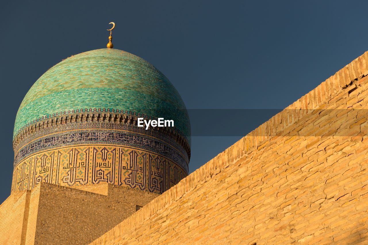 LOW ANGLE VIEW OF A TEMPLE AGAINST CLEAR SKY