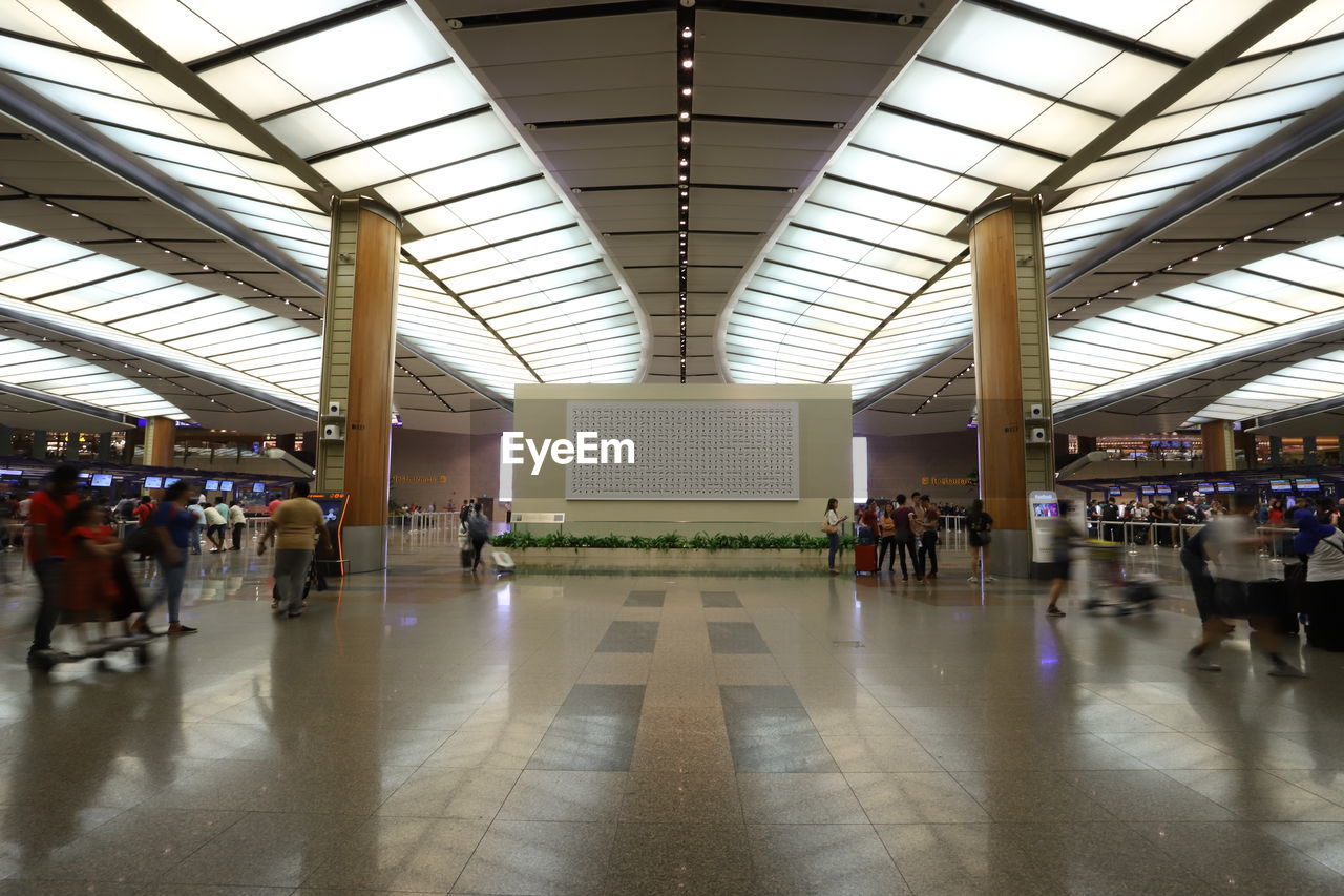 GROUP OF PEOPLE WALKING ON AIRPORT