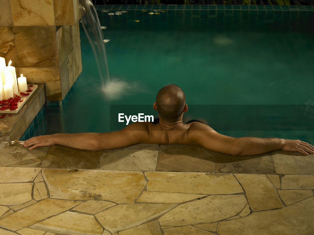 HIGH ANGLE VIEW OF SHIRTLESS MAN IN WATER AT HOME